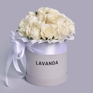 Серая коробка белых роз