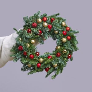 Рождественский венок с красными и золотыми шариками