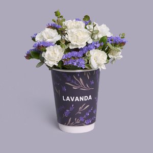 Композиция в стаканчике с белыми диантусами