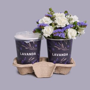 Капучино с композицией в стаканчике из белых диантусов