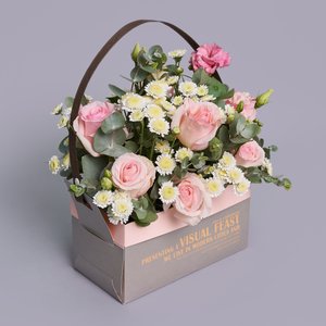Нежные розы, эустомы и ромашки с эвкалиптом в ящике