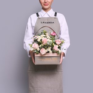 Нежные розы, эустомы и ромашки с эвкалиптом в ящике