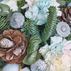 Голубая коробочка цветов с нобилисом