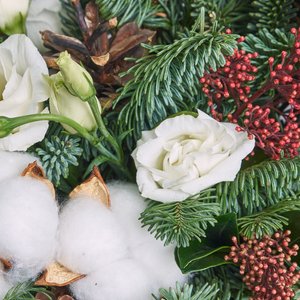 Эустомы, хлопок и нобилис в красном ящике