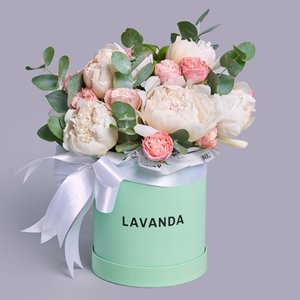Зеленая коробочка нежных пионов и розочек