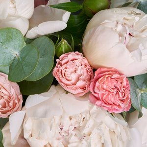 Зеленая коробочка нежных пионов и розочек