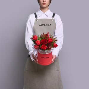 Красная коробочка с тюльпанами, скиммией и туей