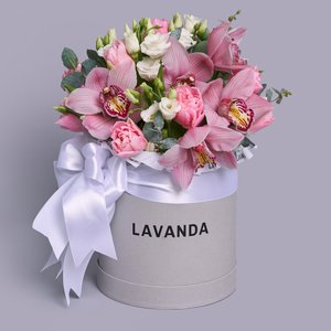 Серая коробочка розовых и белых цветов