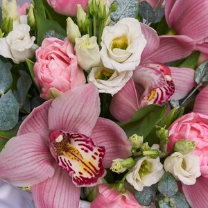 Серая коробочка розовых и белых цветов