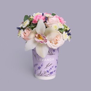 Композиция в стаканчике из лаванды, орхидеи и ромашек