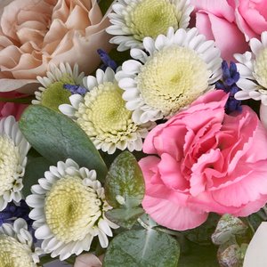 Композиция в стаканчике из лаванды, орхидеи и ромашек