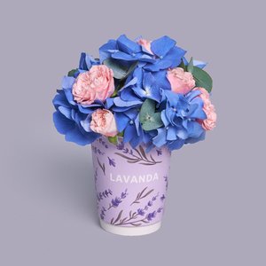 Композиция в стаканчике из гортензий и кустовых роз