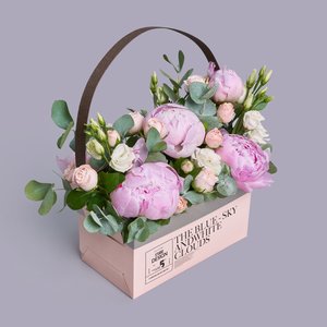 Пионы, розы и эустомы в ящике