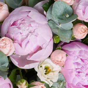 Пионы, розы и эустомы в ящике