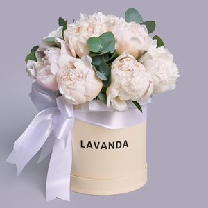 Белые пионы с эвкалиптом в кремовой коробке