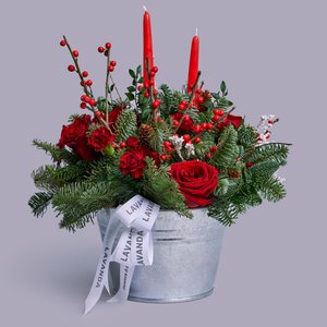 Зимняя композиция с красными свечами