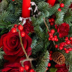 Зимняя композиция с красными свечами