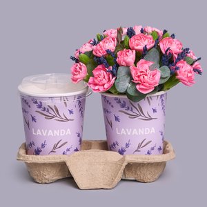 Какао с композицией в стаканчике с розовыми диантусами