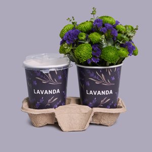 Латте с композицией в стаканчике из зеленой хризантемы и фиолетовой статицы