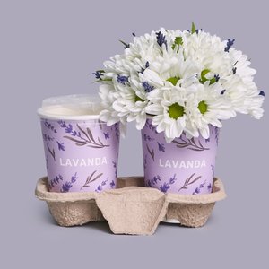 Какао с композицией в стаканчике из белой хризантемы