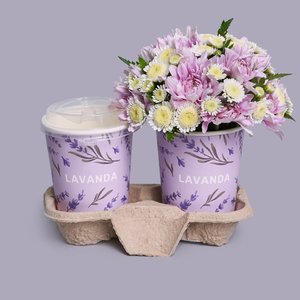 Латте с композицией в стаканчике из хризантем