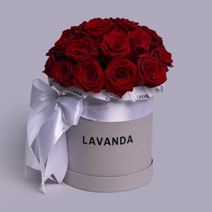 Коробочка алых роз