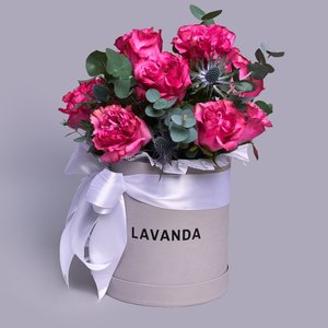 Коробочка пионовидных роз, эрингиума и эвкалипта