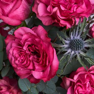 Коробочка пионовидных роз, эрингиума и эвкалипта