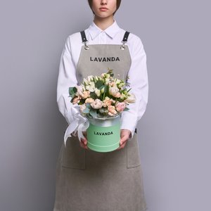 Зеленая коробочка с тюльпанами, диантусами, эустомами и эвкалиптом