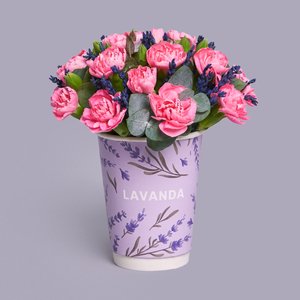 Композиция в стаканчике с розовыми диантусами