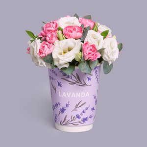 Композиция в стаканчике из розовых диантусов и белых эустом