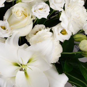 Белоснежный букет воздушных цветов