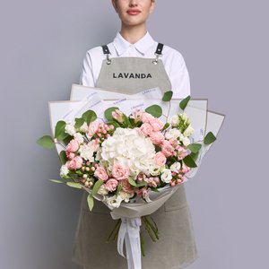 Розовый букет пионовидных роз с белыми  эустомами и гортензией