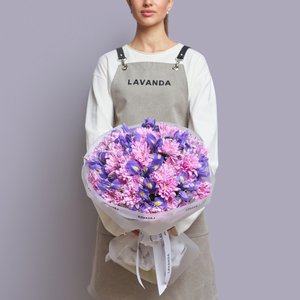Букет розовых хризантем с ирисами