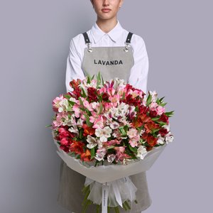 Большой букет альстромерий