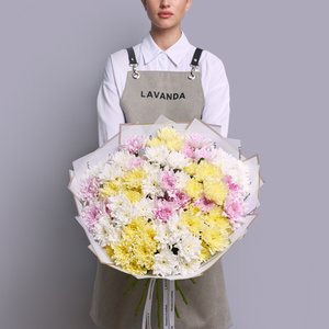 Букет из 15 разноцветных, ромашковых хризантем