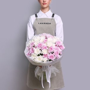 Пышный букет нежных хризантем