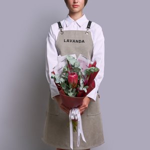 Букет с протеей и розовой вероникой