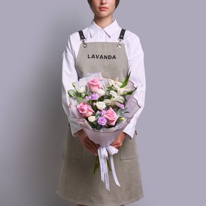 Сборный букет нежных цветов в фиолетовой упаковке