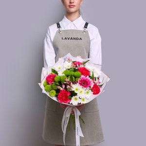 Букет сборных цветов в матовой пленке с тишью