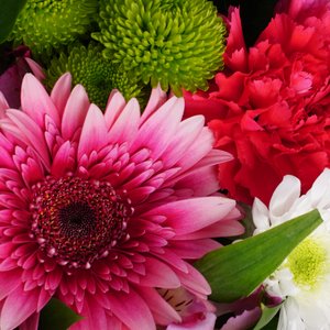 Букет сборных цветов в матовой пленке с тишью