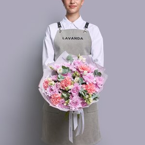 Нежный букет диантусов, хризантем и эустом с эвкалиптом