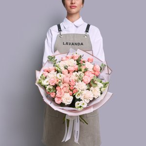 Розовый сборный букет из пионовидных роз, эустом, диантусов с зеленью