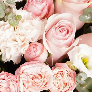 Розовый сборный букет из пионовидных роз, эустом, диантусов с зеленью