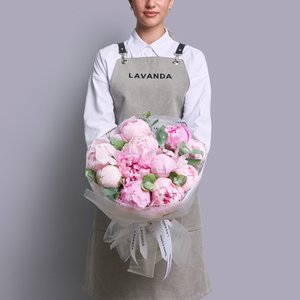 Букет розовых пионов в матовой упаковке