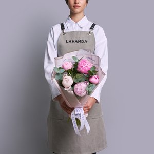 5 пионов с эвкалиптом в стильном оформлении