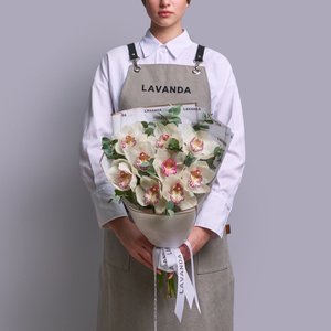 Букет белых орхидей с ароматным эвкалиптом