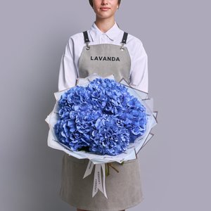 5 синих гортензий в стильной упаковке