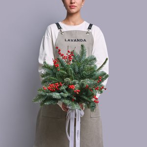 Новогодний пучок нобилиса с красным илексом