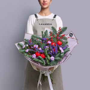 Зимний букет с фиолетовыми диантусами, статицей и красным илексом